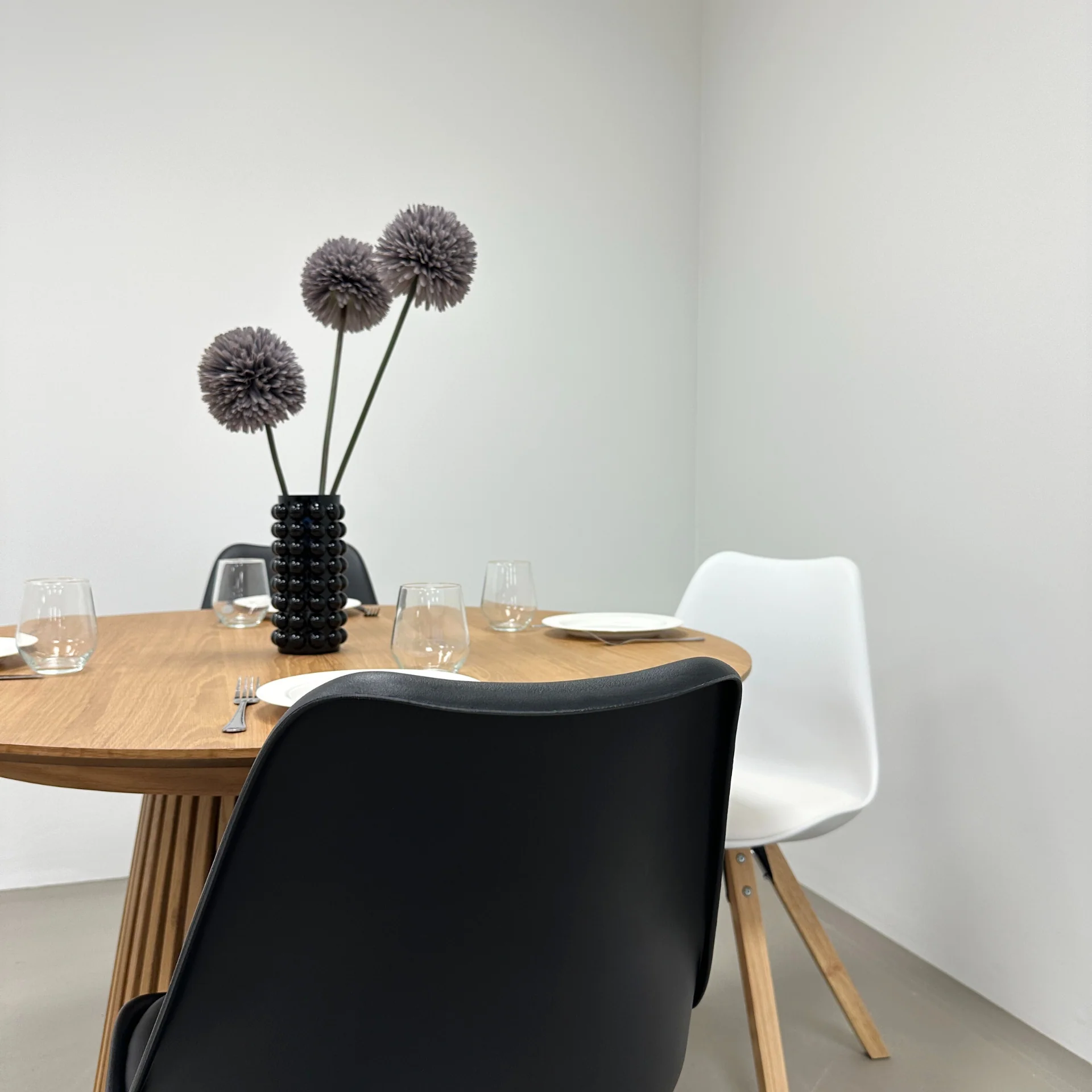 Aria - Chaise de salle à manger noire avec pieds en bois noirs - Image 5